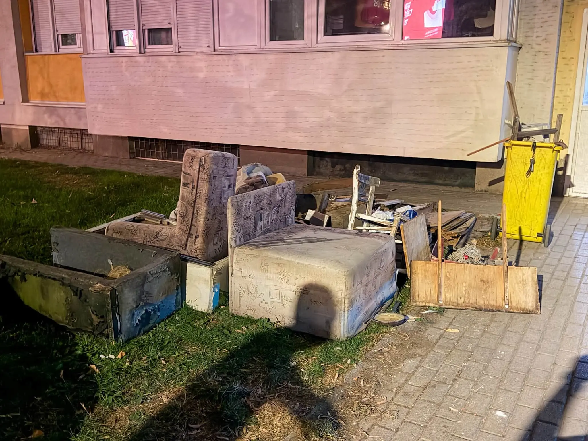 (ФОТО) САБОТНА ВЕЧЕР ВО СКОПЈЕ: Фатен на лице место како фрла шут и кабаст отпад, следува санкција
