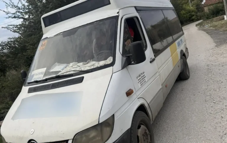 КОМБЕ ЗА УЧЕНИЦИ СО НЕИСПРАВНИ КОЧНИЦИ: Превезувало двојно повеќе деца од дозволеното