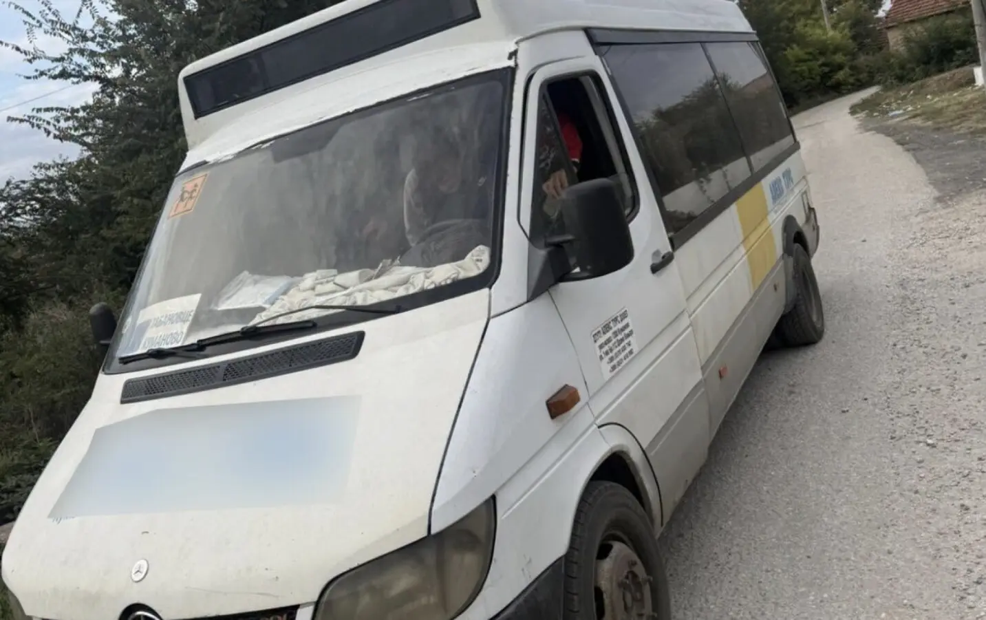 КОМБЕ ЗА УЧЕНИЦИ СО НЕИСПРАВНИ КОЧНИЦИ: Превезувало двојно повеќе деца од дозволеното
