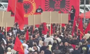 (ВИДЕО) ПРОТЕСТЕН МАРШ ВО СКОПЈЕ: Се одржува марш по првостепената пресуда за Тачи и поранешните команданти на УЧК