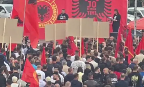 (ВИДЕО) ПРОТЕСТЕН МАРШ ВО СКОПЈЕ: Се одржува марш по првостепената пресуда за Тачи и поранешните команданти на УЧК