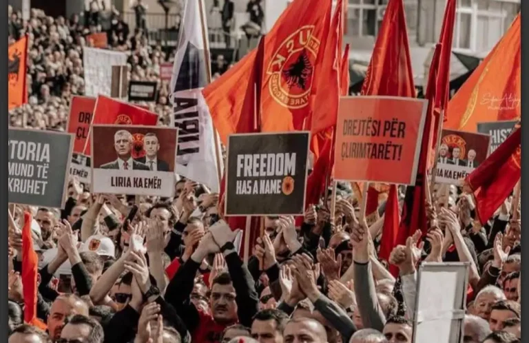 (ВИДЕО) ПРОТЕСТЕН МАРШ ВО СКОПЈЕ ЗА УЧК: И Али Ахмети забележан меѓу присутните на протестот