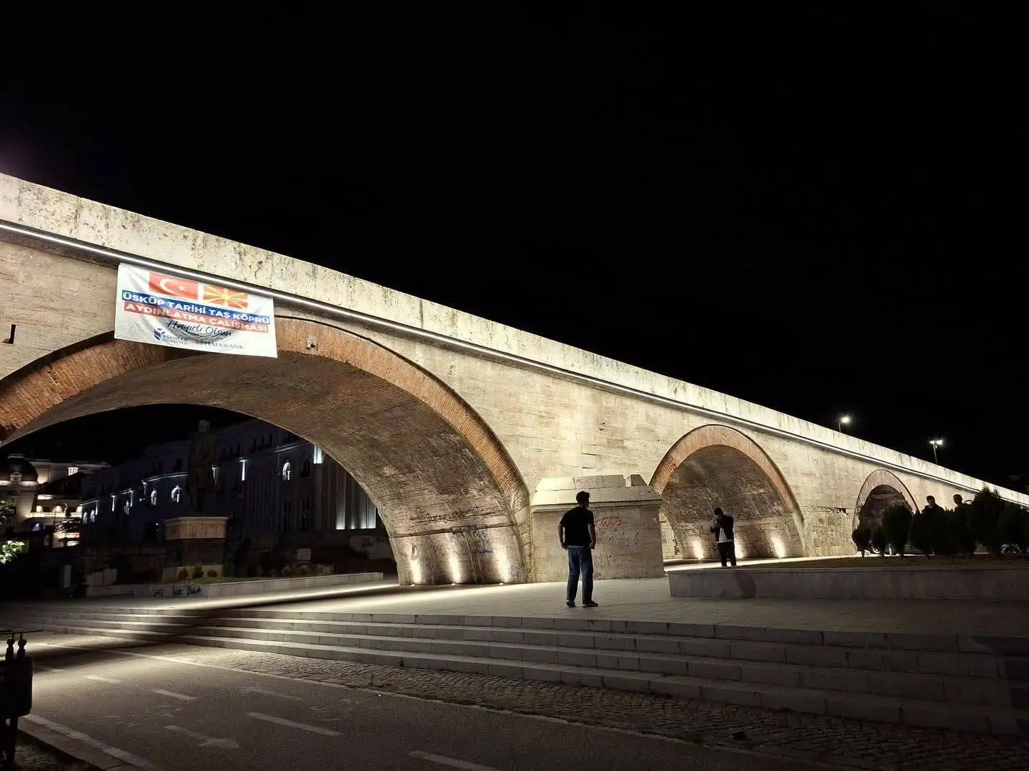 (ФОТО) КАМЕНИОТ МОСТ ДОБИВА НОВ СЈАЈ: Осветлен и среден – граѓаните споделуваат фотографии