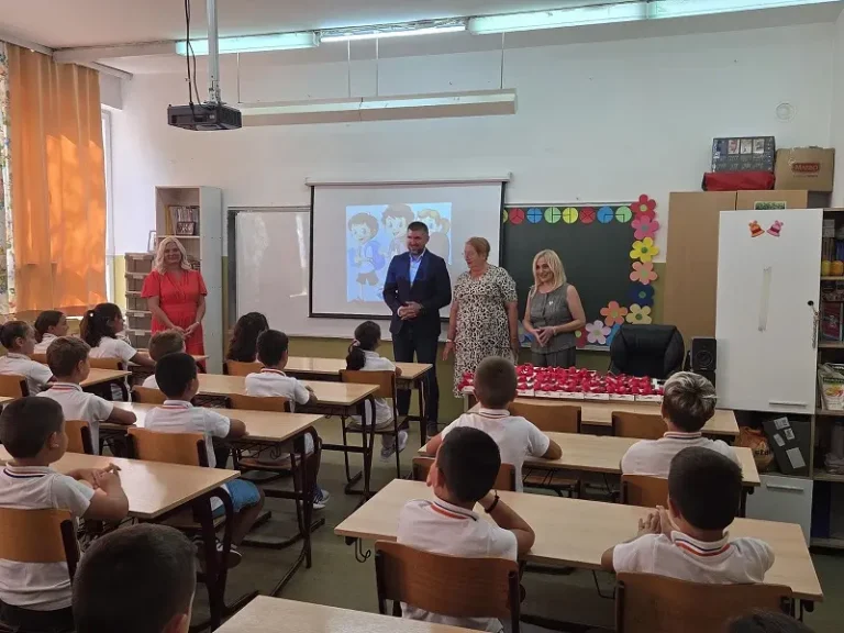 850 таблети за четвртоодделенците во Аеродром: Дигитализацијата влегува во училниците