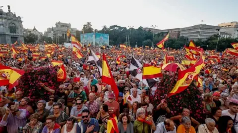 (ВИДЕО) МАДРИД НА НОЗЕ: Илјадници шпанци протестираа против илегалната миграција