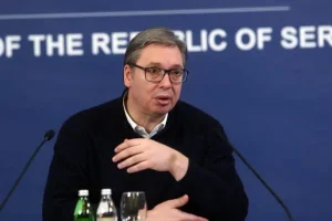 (ВИДЕО) ВУЧИЌ ПОДНЕСЕ ОСТАВКА И ПОМИЛУВА 49 ЛИЦА: Последниот ден како претседател на Србија