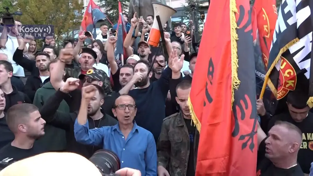 (ВИДЕО) ПРИШТИНА ГОРИ: „УЧК“ и „Не во мое име“ одекнуваа синоќа и утрово