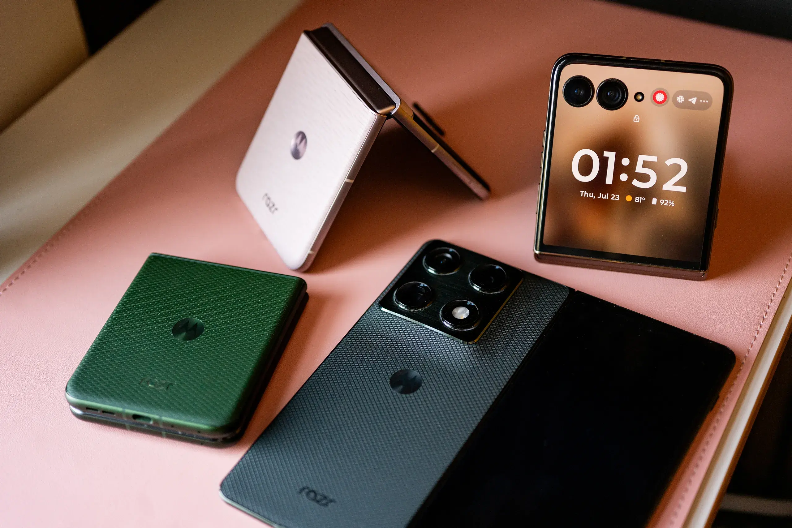 MOTOROLA ПОДГОТВУВА НОВО ИЗНЕНАДУВАЊЕ: Компанијата работи на телефон што се преклопува на три дела