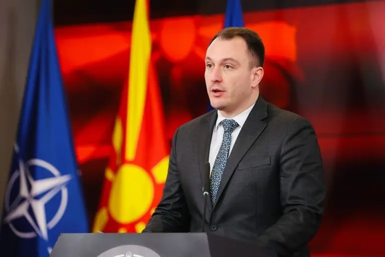 ДОКУМЕНТИТЕ ЌЕ ГИ НОСИМЕ ВО МОБИЛЕН: м.Услуги ќе ја претвори личната карта во дигитална форма