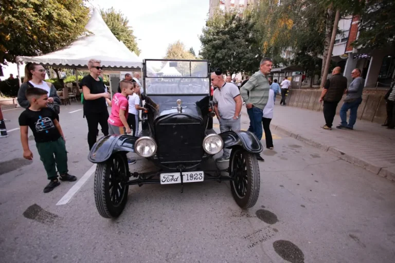 (ВИДЕО) РЕТКИ АВТОМОБИЛСКИ БИСЕРИ ВО ВЕЛЕС: Ford Model T и „Застава“ ги привлекоа погледите