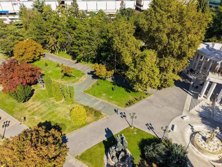 ЦЕЛОСНА РЕКОНСТРУКЦИЈА НА ЖЕНА ПАРК „БОРЕЦ“: нови мермерни патеки и хортикултурно уредување