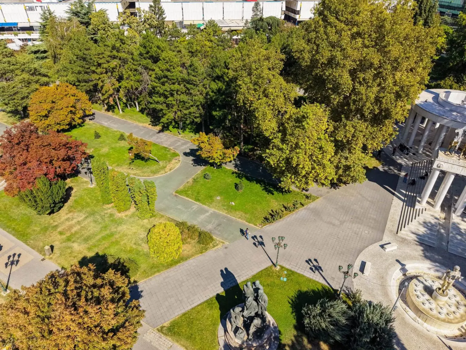 ЦЕЛОСНА РЕКОНСТРУКЦИЈА НА ЖЕНА ПАРК „БОРЕЦ“: нови мермерни патеки и хортикултурно уредување