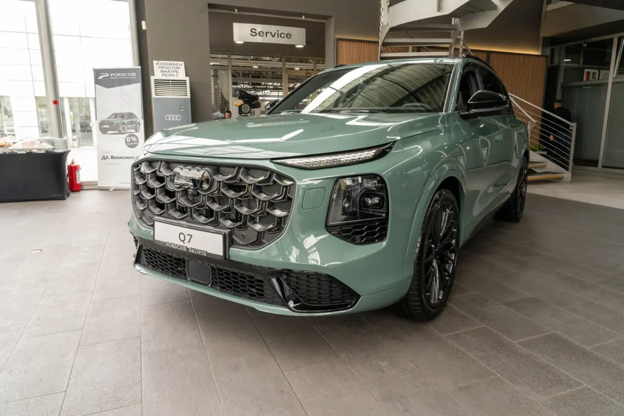 (ВИДЕО) ЛУКСУЗ И МОЌ НА ЧЕТИРИ ТРКАЛА: Новиот Audi Q7 пристигна во Македонија