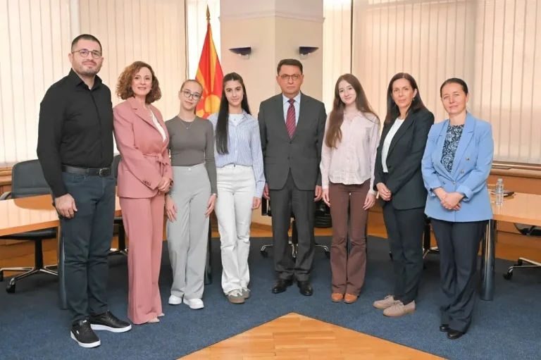 СЛАВЕСКИ СО МАКЕДОНСКИОТ ТИМ: учениците ги претставија своите знаења на меѓународната економска олимпијада