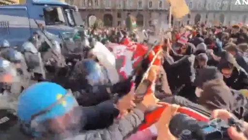 (ВИДЕО) СУДИРИ МЕЃУ ПОЛИЦИЈАТА И СТУДЕНТИТЕ ВО ТОРИНО: Протестите во Италија поради високите трошоци за живот се шират