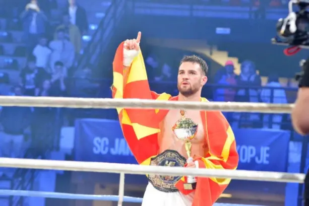 (ВИДЕО) БОБАНЧО СО НОКАУТ ЗА ДЕБИ ВО GLORY: Илиоски ја крена Македонија на нозе