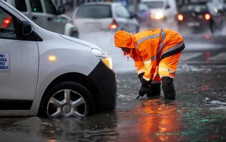 (ВИДЕО) СПЛИТ ПОД ВОДА: Обилните врнежи го парализираа сообраќајот