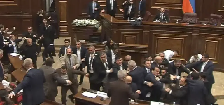 (ВИДЕО) ТЕПАЧКА ВО ЕРМЕНСКИОТ ПАРЛАМЕНТ: Пратениците од власта и опозицијата се степаа