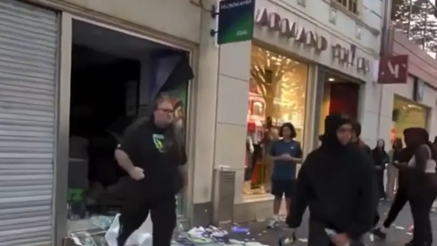 (ВИДЕО) ХАОС НА ПРОТЕСТИТЕ ВО ФРАНЦИЈА: Сопственик се обиде да си ја одбрани продавницата, но беше брутално нападнат