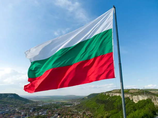 БУГАРИЈА УТРЕ ИЗБИРА ПРЕТСЕДАТЕЛ: Јотова и Ѓуров во неизвесен втор круг, во сенка на војната во Украина
