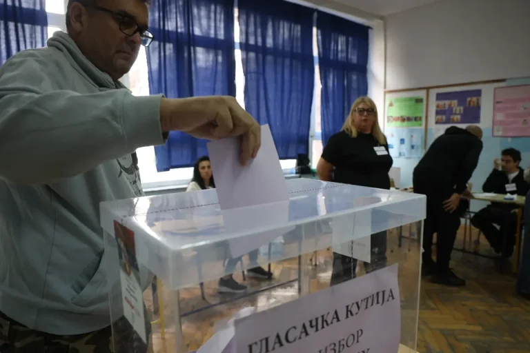 ИЗЛЕЗНОСТА ВО СРБИЈА ДОСТИГНА 61 ОТСТО: Гласале повеќе избирачи отколку на изборите во 2023 година