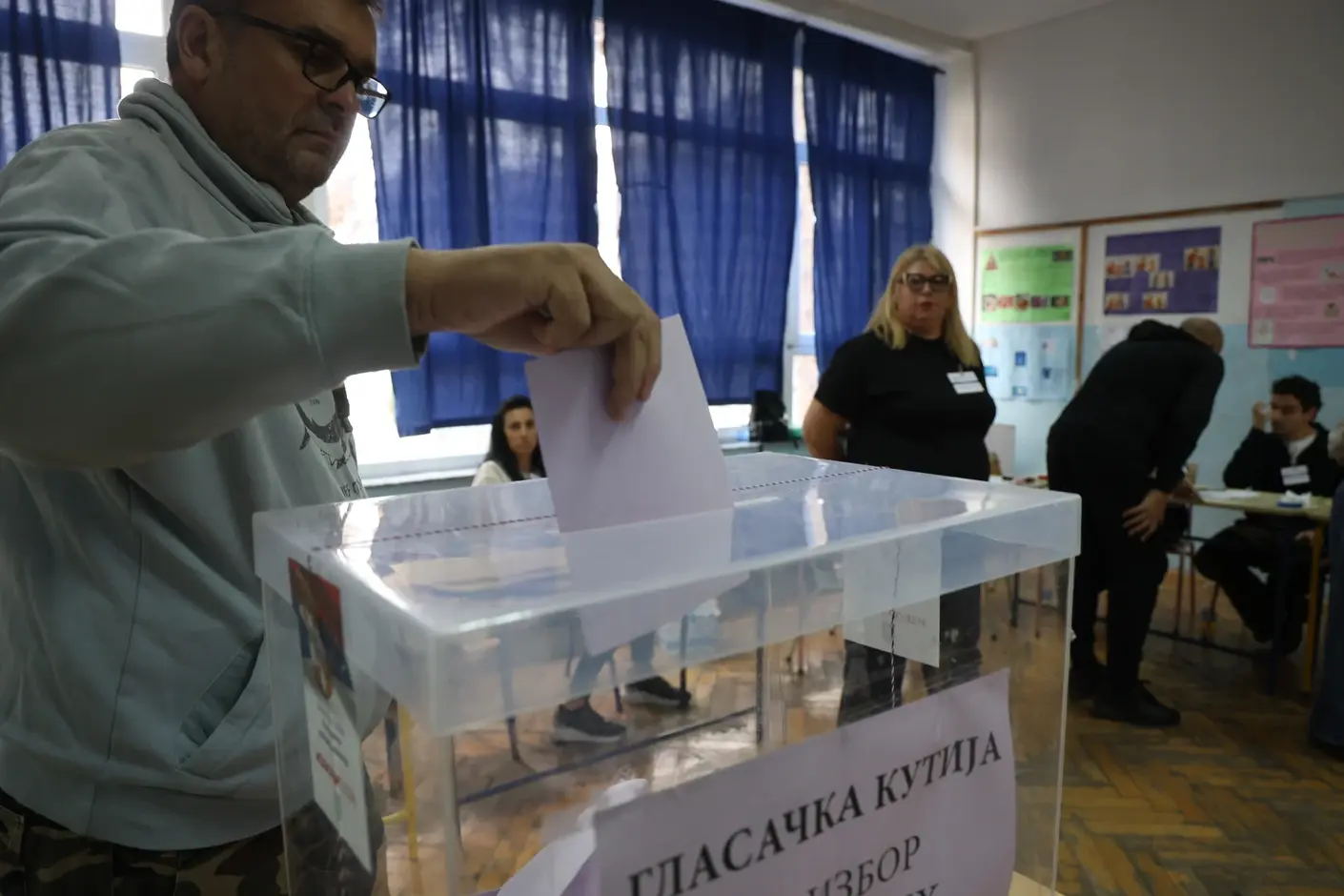 ИЗЛЕЗНОСТА ВО СРБИЈА ДОСТИГНА 61 ОТСТО: Гласале повеќе избирачи отколку на изборите во 2023 година