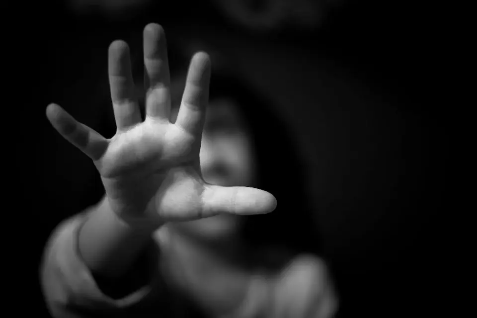 37-ГОДИШНИК ПРИЈАВЕН ЗА СИЛУВАЊЕ НА СОПРУГАТА И НАПАД ВРЗ МАЛОЛЕТНАТА ЌЕРКА