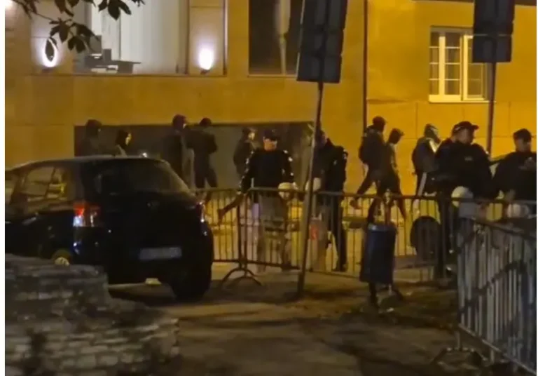 (ВИДЕО) МАЖИ ВО ЦРНО СО РАНЦИ ВО „ЌАЦИЛЕНД“: Се стравува од можни немири вечерва во Белград