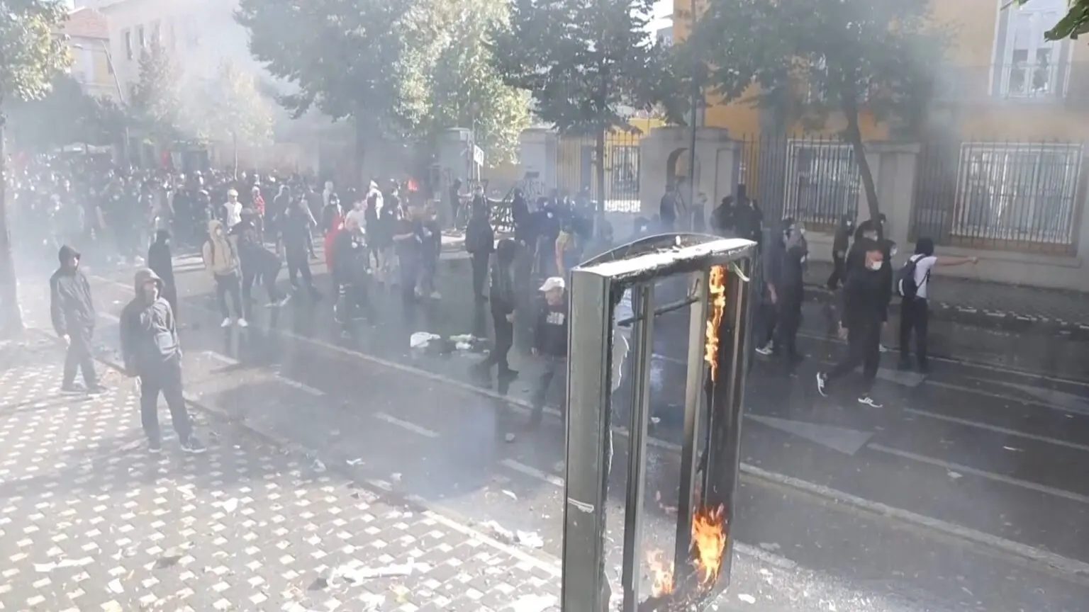 (ВИДЕО) АЛБАНСКИТЕ ДЕМОНСТРАНТИ ТРЕТИРАНИ КАКО ЗАЛОЖНИЦИ!? Обвинувања за полициска бруталност, на друго видео се гледа како девојка е насилно одведена