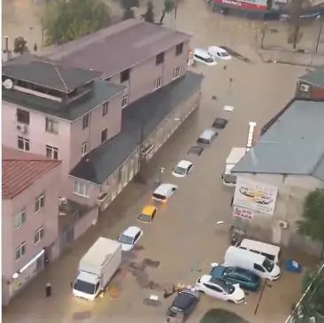 (ВИДЕО) АПОКАЛИПТИЧНИ СЦЕНИ ВО ИСТАНБУЛ: Поројни дождови ги поплавија улиците