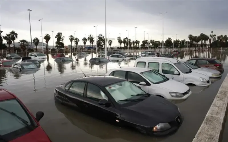 (ВИДЕО) КАТАСТРОФАЛНИ ПОПЛАВИ ВО ШПАНИЈА: Најмалку двајца загинати, вода поплави улици и домови