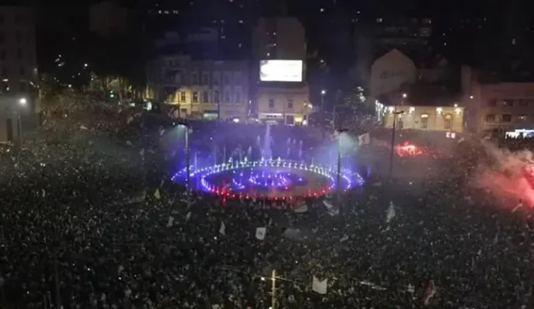 (ВИДЕО-ВО ЖИВО) ИЗБОРНАТА ПОБЕДА СЕ СЛАВИ НА СЛАВИЈА: Илјадници граѓани повторно се собраа во Белград
