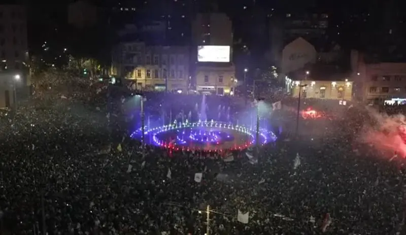 (ВИДЕО-ВО ЖИВО) ИЗБОРНАТА ПОБЕДА СЕ СЛАВИ НА СЛАВИЈА: Илјадници граѓани повторно се собраа во Белград