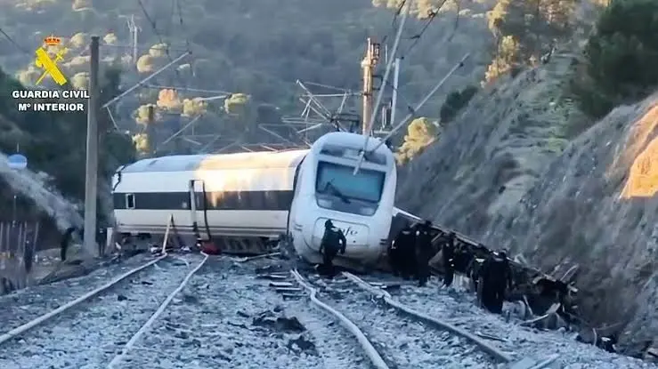 (ВИДЕО) ТРАГЕДИЈА ВО ШПАНИЈА: Најмалку 46 загинати во судир на два воза